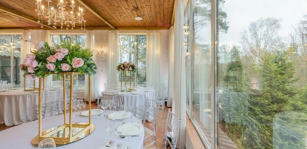 Мир у Озера. Светлый банкетный зал с большими окнами