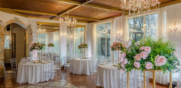 Мир у Озера. Светлый банкетный зал с большими окнами