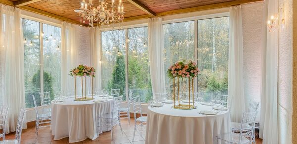 Мир у Озера. Светлый банкетный зал с большими окнами