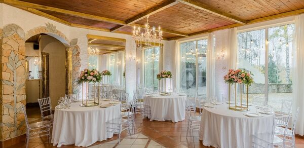 Мир у Озера. Светлый банкетный зал с большими окнами