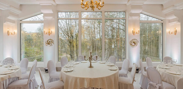 Мир у Озера. Банкетный зал на берегу озера