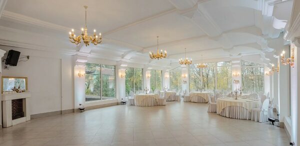 Мир у Озера. Банкетный зал на берегу озера