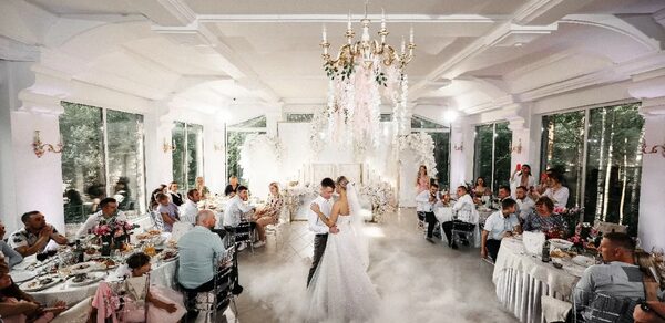 Мир у Озера. Банкетный зал на берегу озера