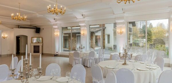 Мир у Озера. Банкетный зал на берегу озера