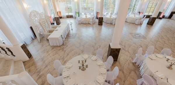 Мир у Озера. Светлый банкетный зал с колоннами