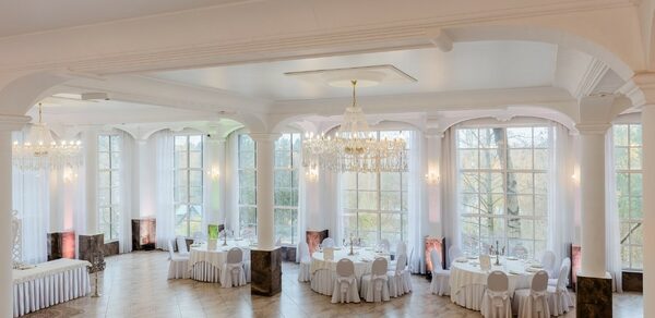 Мир у Озера. Светлый банкетный зал с колоннами