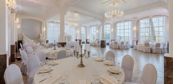 Мир у Озера. Светлый банкетный зал с колоннами