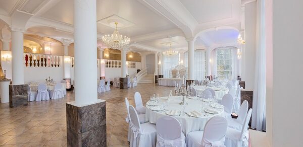 Мир у Озера. Светлый банкетный зал с колоннами