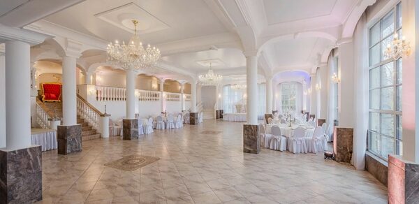 Мир у Озера. Светлый банкетный зал с колоннами