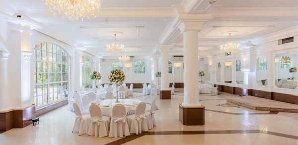 Мир у Озера. Банкетный зал в дворцовом стиле