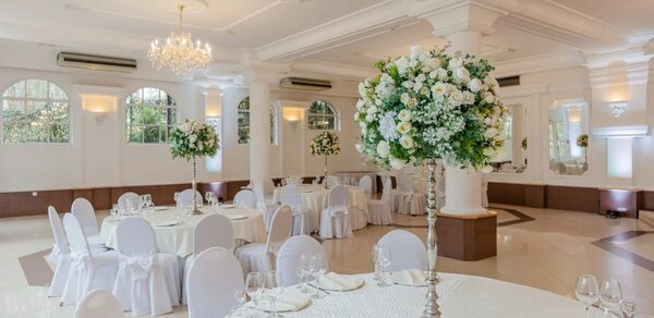 Мир у Озера. Банкетный зал в дворцовом стиле