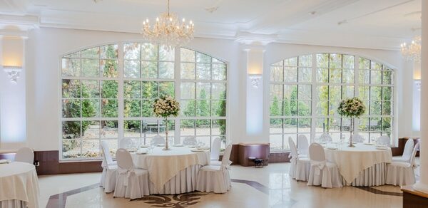 Мир у Озера. Банкетный зал в дворцовом стиле