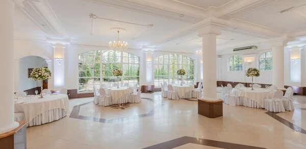 Мир у Озера. Банкетный зал в дворцовом стиле