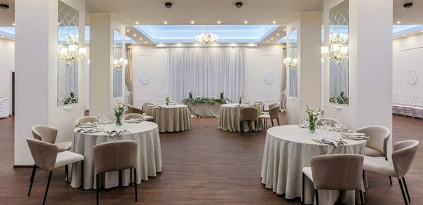 Аманд Холл. Банкетный зал с видом на Неву