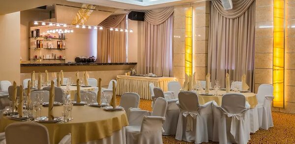 Добролюбофф. Светло-бежевый банкетный зал