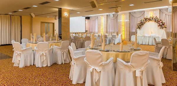 Добролюбофф. Светло-бежевый банкетный зал