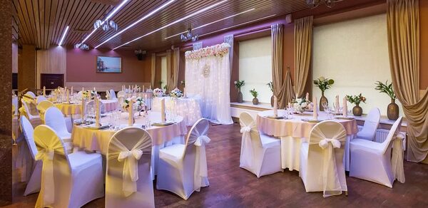 Добролюбофф. Светло-бежевый банкетный зал