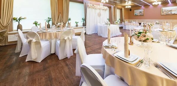 Добролюбофф. Светло-бежевый банкетный зал