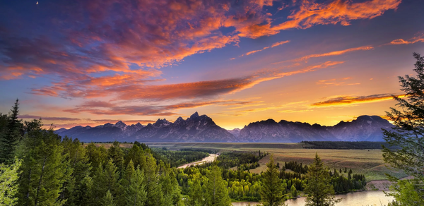 Тестовый зал мск. На картинке изображен живописный пейзаж: хвойный лес на переднем плане, извивающаяся река, горный хребет вдалеке. Небо окрашено в яркие цвета заката, создавая атмосферу спокойствия и красоты.