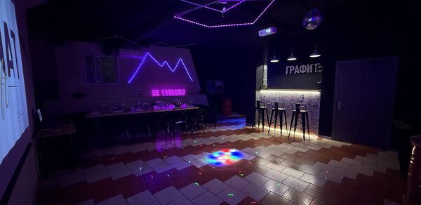 Тёмный лофт с современным дизайном