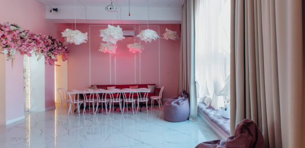 Зал Барби. Лофт с нежными цветами