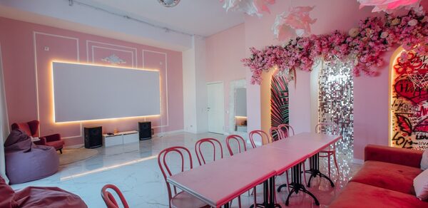 Зал Барби. Лофт с нежными цветами