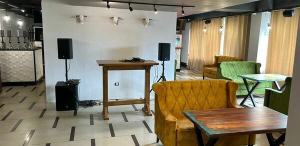 Мясной ресторан "Корова на Бочке". Светлый зал под закрытие в ресторане