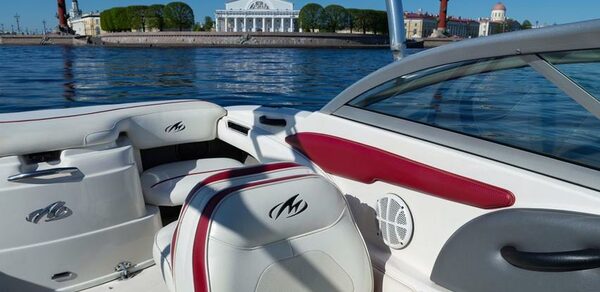 Современный катер для небольших компаний