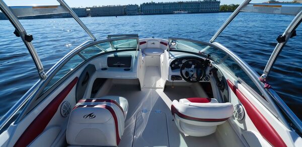 Современный катер для небольших компаний