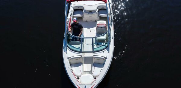 Современный катер для небольших компаний