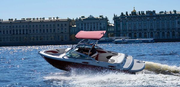 Современный катер для небольших компаний