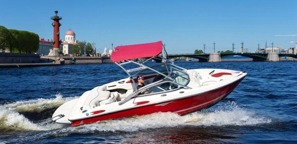 Современный катер для небольших компаний