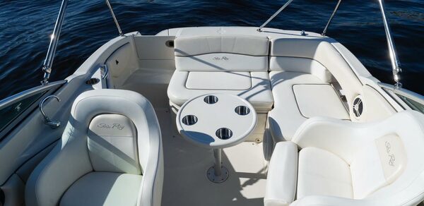 Стильный катер с акустической системой