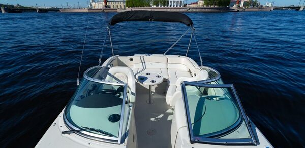 Стильный катер с акустической системой