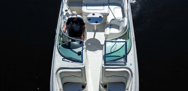 Стильный катер с акустической системой