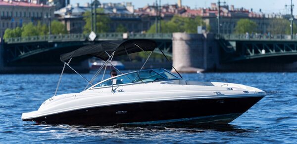 Стильный катер с акустической системой