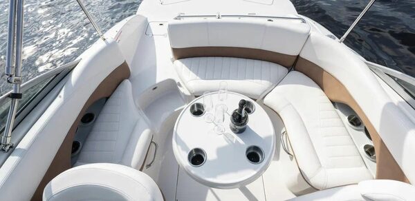 Белоснежный катер для мероприятий