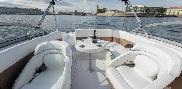 Белоснежный катер для мероприятий