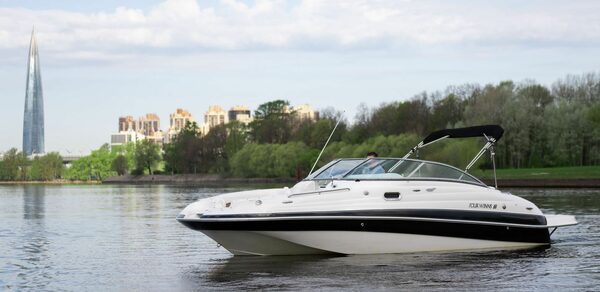 Белоснежный катер для мероприятий