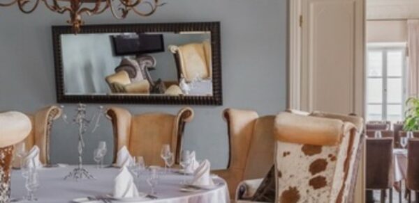 Банкетный зал с мозаичным паркетом 18 века