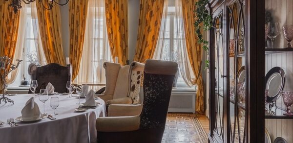 Банкетный зал с мозаичным паркетом 18 века