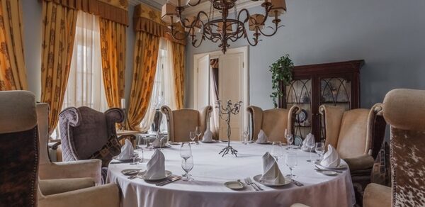 Банкетный зал с мозаичным паркетом 18 века