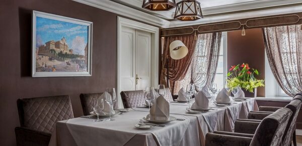 Банкетный зал в лаконичных тонах