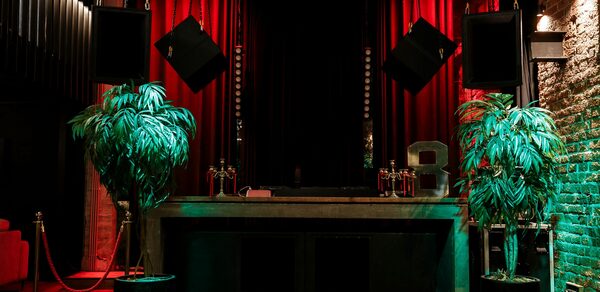 Двухуровневый клуб под закрытие