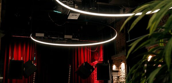 Двухуровневый клуб под закрытие