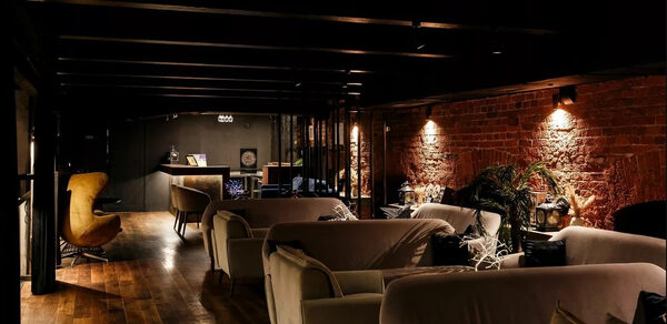 Двухуровневый клуб под закрытие