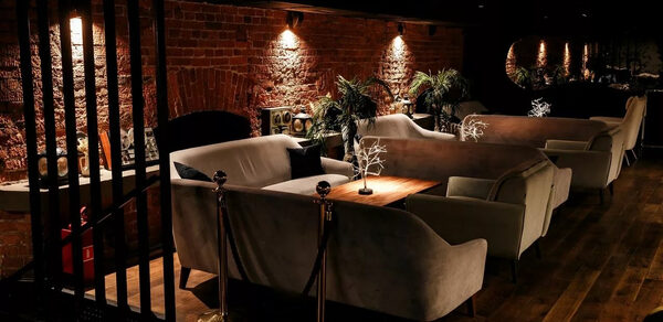 Двухуровневый клуб под закрытие