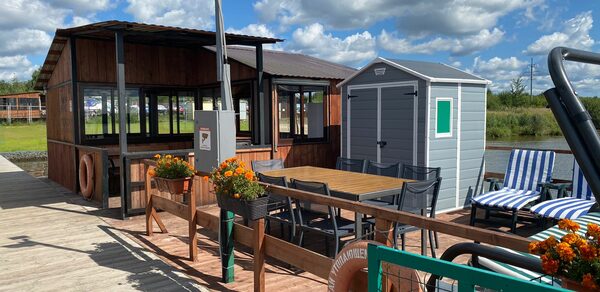 Беседка на воде в яхт-клубе «Парусник»