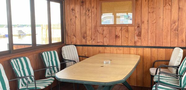 Беседка на воде в яхт-клубе «Парусник»