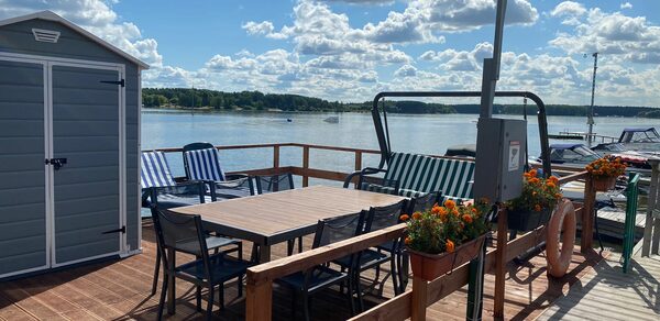 Беседка на воде в яхт-клубе «Парусник»